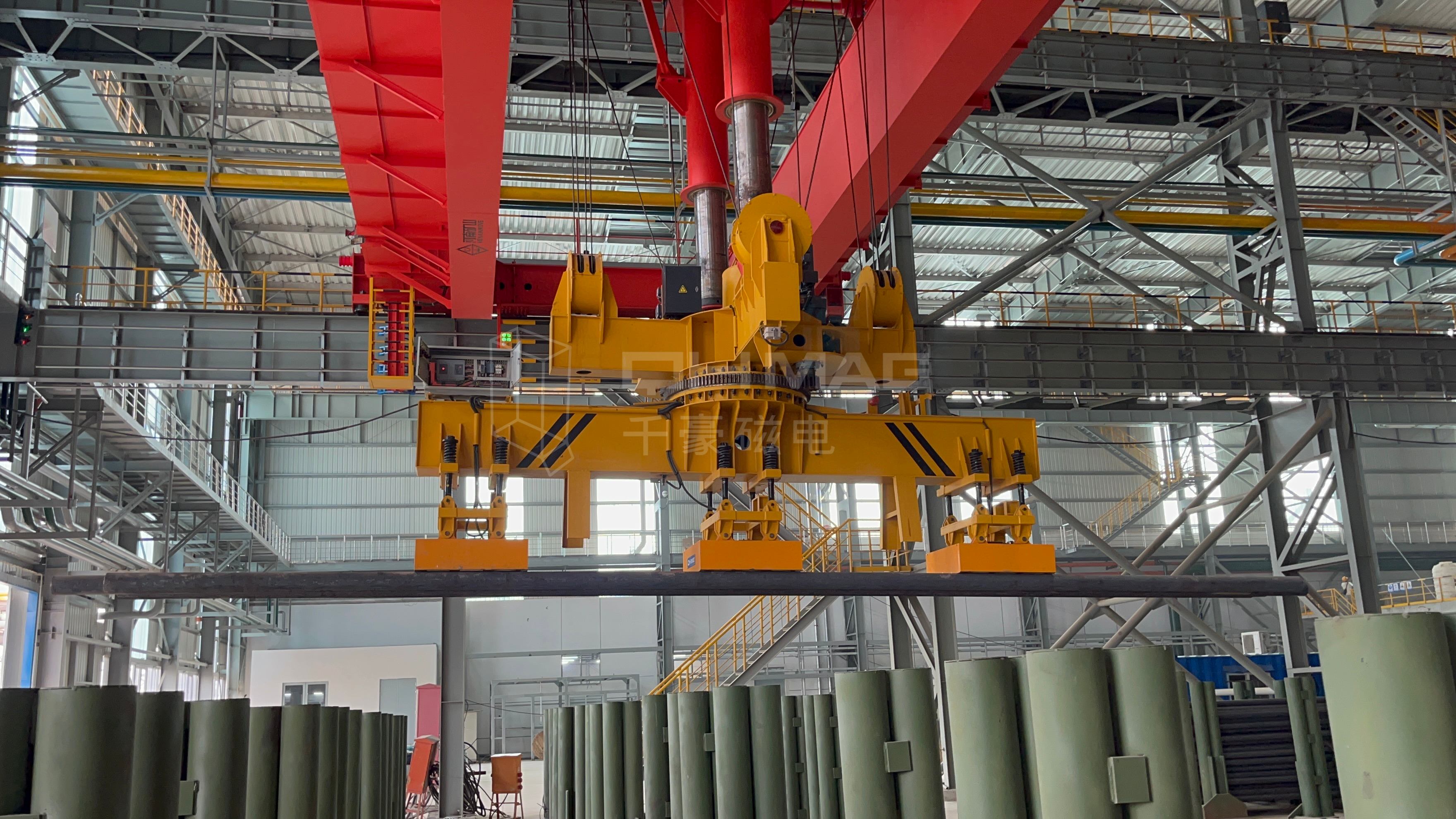 成排圓坯吊運(yùn)，圓坯吊運(yùn)，圓坯搬運(yùn)，吊圓坯，圓坯怎么吊，電永磁吊具，成排鋼管吊運(yùn)，一次吊一排圓坯，圓坯電永磁吊具，起重電永磁鐵，永磁起重器，起重電磁鐵，電磁吊，磁力吊，吊具，起重吊具，智能行車