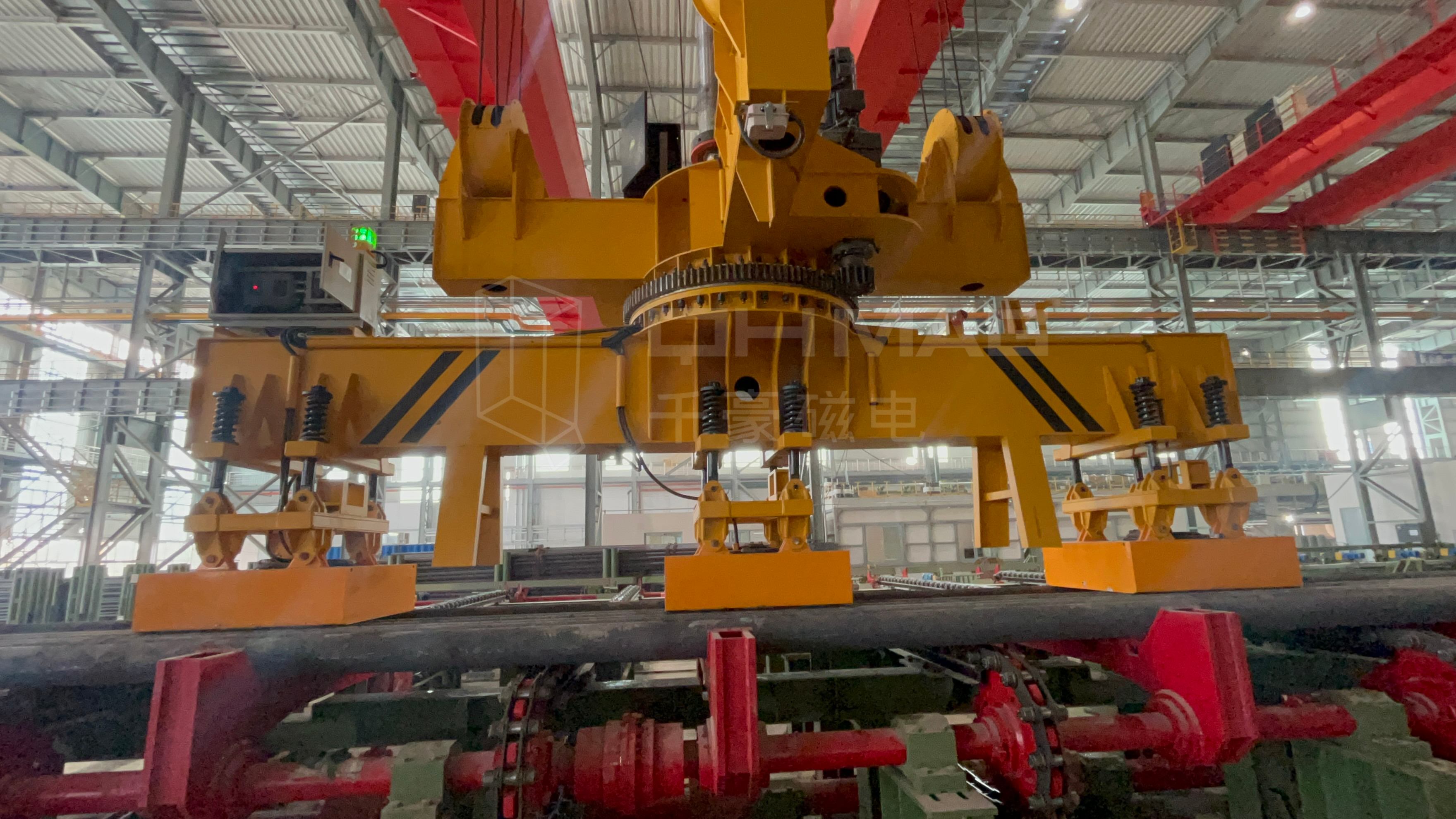 成排圓坯吊運(yùn)，圓坯吊運(yùn)，圓坯搬運(yùn)，吊圓坯，圓坯怎么吊，電永磁吊具，成排鋼管吊運(yùn)，一次吊一排圓坯，圓坯電永磁吊具，起重電永磁鐵，永磁起重器，起重電磁鐵，電磁吊，磁力吊，吊具，起重吊具，智能行車